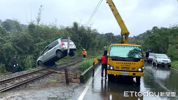 ▲平溪線區間車20日因一輛自小客車闖入，發生擦撞事故。（圖／記者郭世賢翻攝，下同）