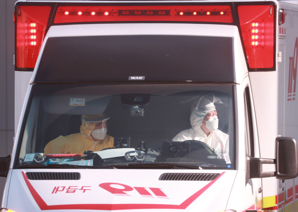 ▲▼南韓一名58歲新冠確診者，在轉院時解開救護車安全帶，搭乘計程車逃跑。（示意圖／達志影像）