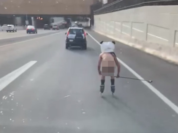 ▲美國俄亥俄州一名裸男戴著貓熊頭套，在高速公路的車陣之中狂溜直排輪。（圖／翻攝自Facebook／Lexi Bae）