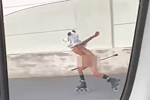 ▲美國俄亥俄州一名裸男戴著貓熊頭套，在高速公路的車陣之中狂溜直排輪。（圖／翻攝自Facebook／Lexi Bae）