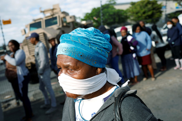 ▲▼南非首都開普敦附近的卡雅利沙鎮（Khayelitsha），一名老婦人用布作為臨時口罩遮住口鼻。（圖／路透）