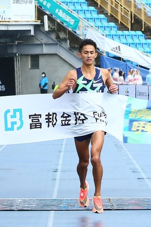 ▲▼台灣好手周庭印以破個人PB的2小時23分21秒成績奪得馬拉松男子組台灣選手第一名  。（圖／大會提供）