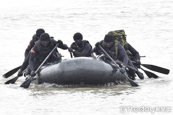 ▲▼陸軍航空特戰指揮部,101兩棲偵察營,國軍,海龍蛙兵,成功隊,特種作戰,CRRC戰鬥突擊艇,敵後滲透,膠舟,蛙人,反恐。（圖／記者李毓康攝）