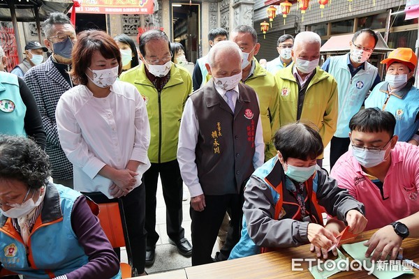 ▲▼   「城隍有愛 溫暖我嘉」嘉義市城隍廟冬令救濟          。（圖／記者翁伊森翻攝）