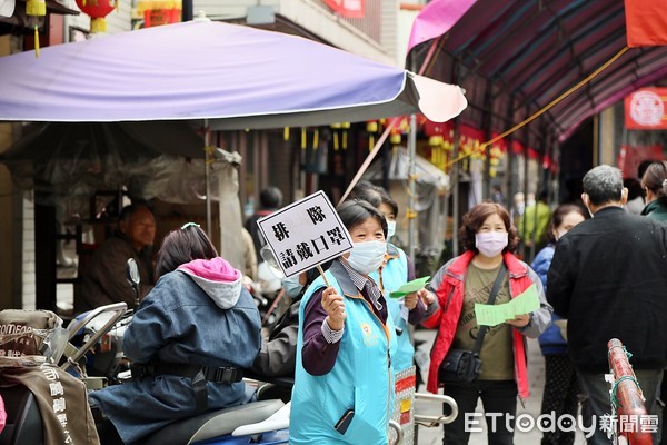 ▲▼   「城隍有愛 溫暖我嘉」嘉義市城隍廟冬令救濟          。（圖／記者翁伊森翻攝）