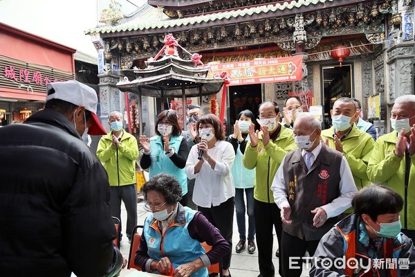 ▲▼   「城隍有愛 溫暖我嘉」嘉義市城隍廟冬令救濟          。（圖／記者翁伊森翻攝）