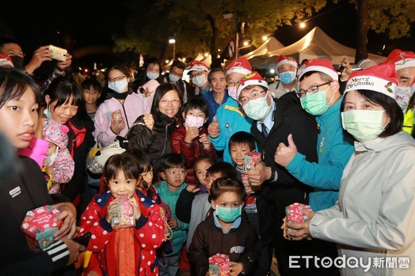 ▲台南市政府舉辦「2020幸福台南．聖誕點燈」活動，市長黃偉哲等人一同點亮燦爛繽紛的聖誕樹，並親自發送聖誕禮物。（圖／記者林悅翻攝，下同）