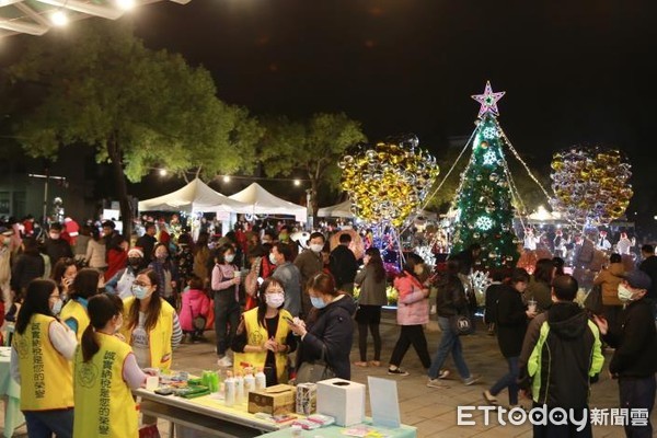 ▲台南市政府舉辦「2020幸福台南．聖誕點燈」活動，市長黃偉哲等人一同點亮燦爛繽紛的聖誕樹，並親自發送聖誕禮物。（圖／記者林悅翻攝，下同）