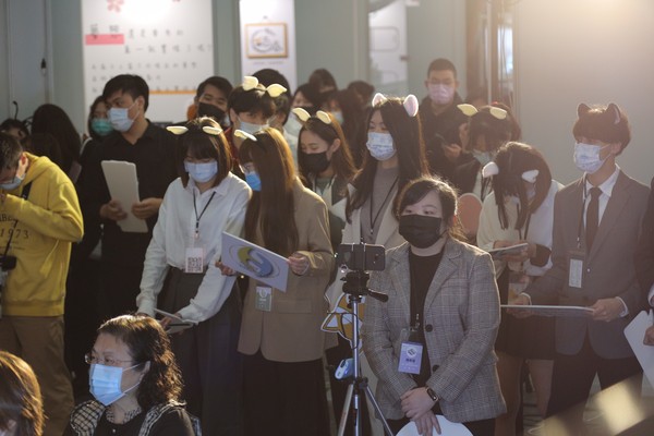 圖三、學生及師長們緊張地盼望各獎項得主。（圖／世新大學提供）