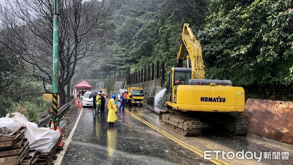 ▲陽金公路台2甲線土石崩落水管斷裂 自來水萬金所：金山區減壓供水。（圖／記者郭世賢翻攝）