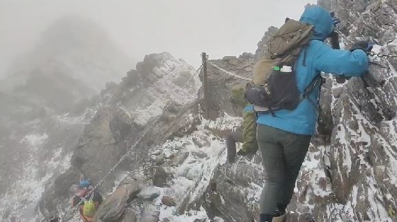 ▲登山客下玉山遇強降雪，拿起手機興奮拍照。（圖／記者游瓊華攝）