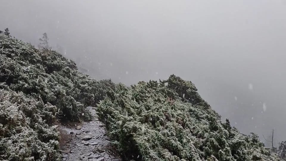 ▲▼玉山初雪照片。（圖／翻攝自Facebook／玉山國家公園－潘俊宏拍攝）