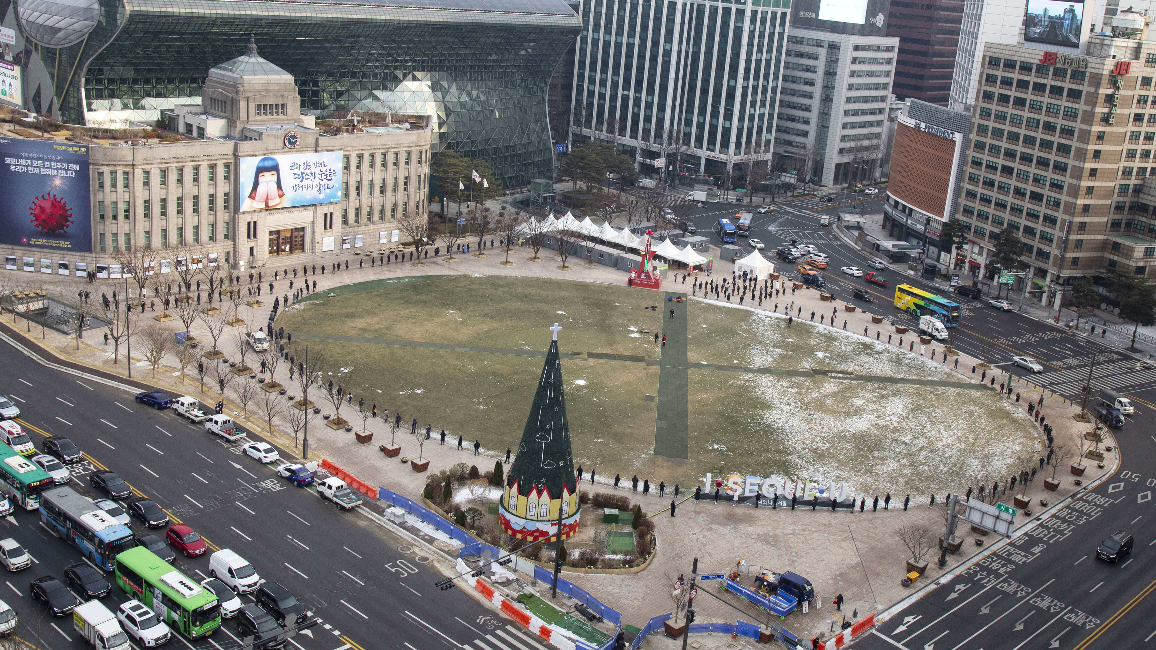 ▲▼首爾市廳廣場前，排滿許多等待接受新冠篩檢的民眾。（圖／達志影像）