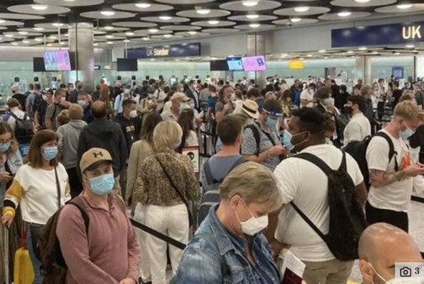 ▲▼英國希思羅機場被擠爆。（圖／翻攝自推特／@alexander_minh）
