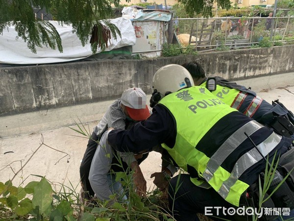 ▲台南市善化分局善化派出所警方，在民眾協助下，將楊翁從2米深的圳溝內救起，家屬十分感謝。（圖／記者林悅翻攝，下同） 