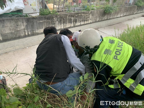 ▲台南市善化分局善化派出所警方，在民眾協助下，將楊翁從2米深的圳溝內救起，家屬十分感謝。（圖／記者林悅翻攝，下同） 