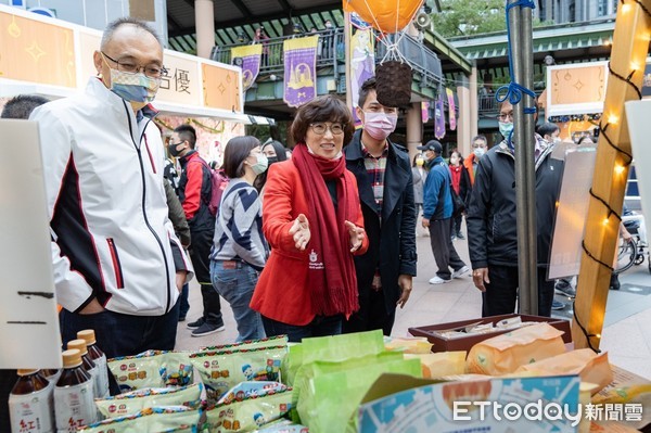 ▲▼台東縣長饒慶鈴帶來綴滿釋迦農產的聖誕樹送給新北市長侯友宜。（圖／台東縣政府提供，下同）