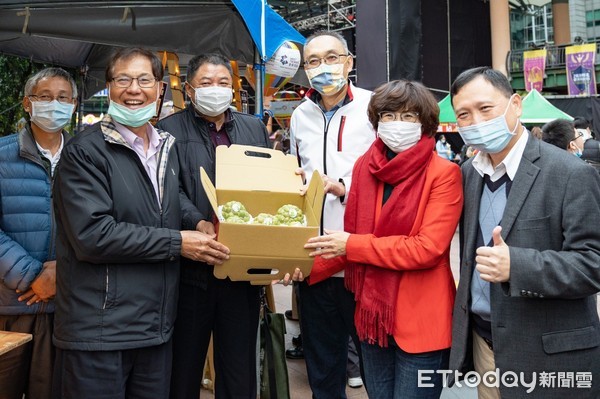 ▲▼台東縣長饒慶鈴帶來綴滿釋迦農產的聖誕樹送給新北市長侯友宜。（圖／台東縣政府提供，下同）