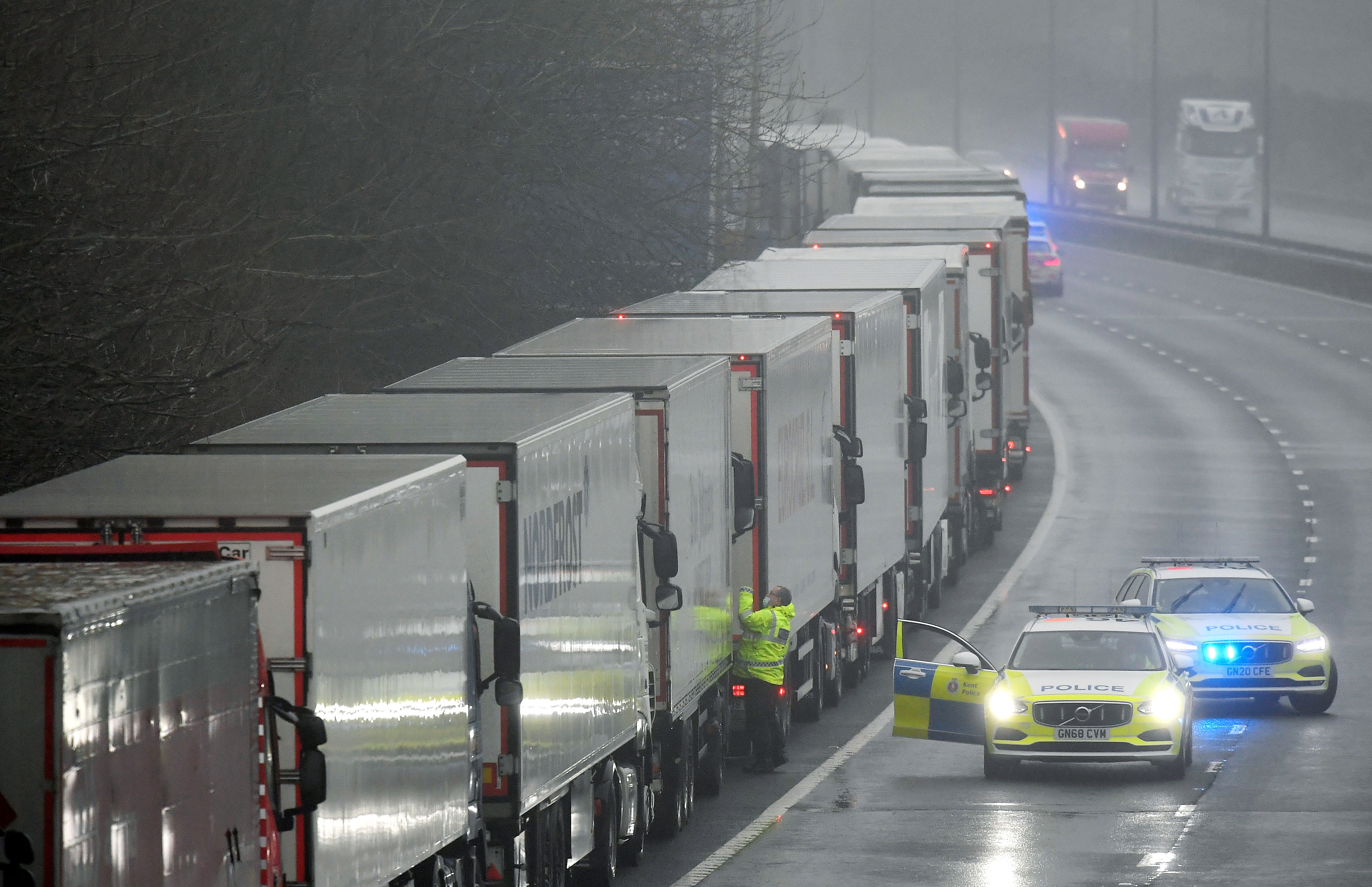▲▼法國對英關閉邊境48小時，英多佛港（Dover）數以千計的貨櫃車被堵住。（圖／路透）