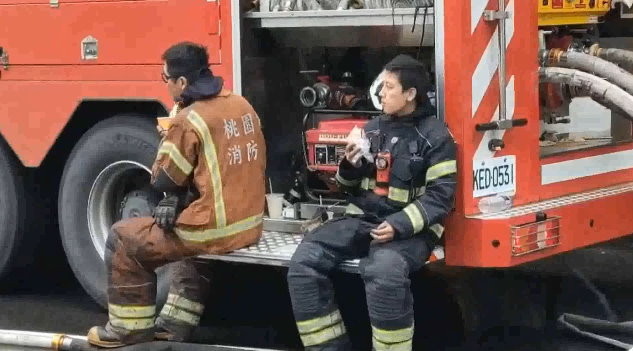 旭富廠內有1200kg金屬鈉　消防大隊長殷明坤怒了：如果爆炸！弟兄全罹難。（圖／東森新聞）