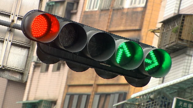 一次6顆燈！紅綠燈同時亮　民怨太複雜：要看其他人怎騎。（圖／東森新聞）