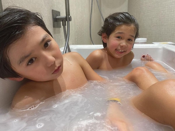 ▲「亞歷媽」跟8歲兒子一起洗澡。（圖／翻攝自王君萍Instagram）