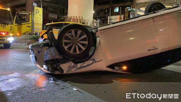 ▲▼東區女駕駛自撞賓士翻車！害騎士摔車「滿臉血」倒地。（圖／記者游宗樺攝）