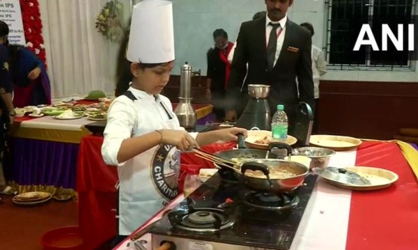 ▲10歲女童一小時煮46道菜。（圖／翻攝自twitter／ANI）