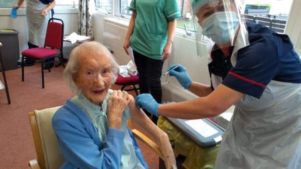 ▲▼英108歲人瑞吉爾（Mary Keir）接種疫苗。（圖／翻攝自推特／@IanBroughall）
