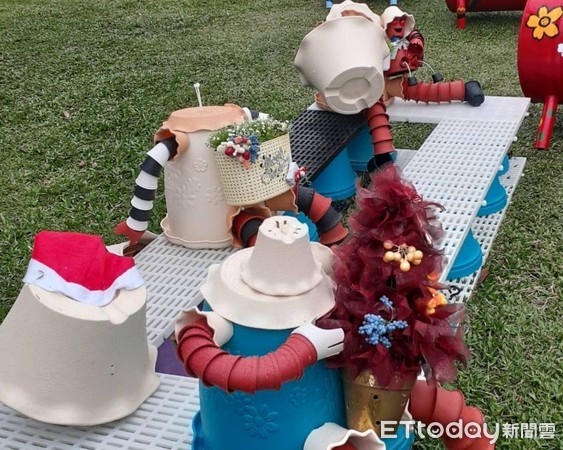 ▲員林公園裝置藝術人偶慘遭斷頭。（圖／記者唐詠絮翻攝）