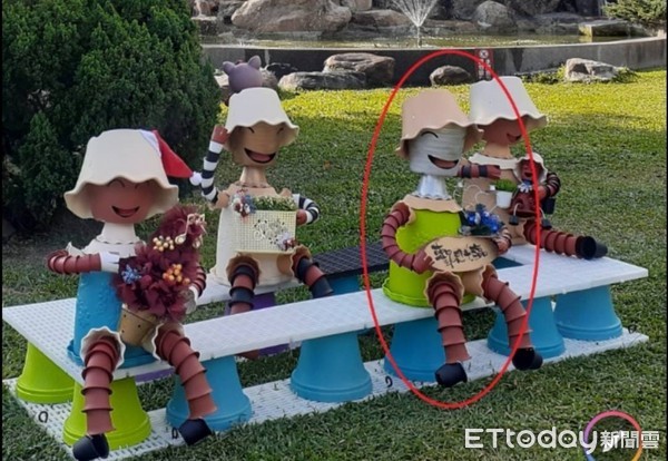 ▲員林公園裝置藝術人偶慘遭斷頭。（圖／記者唐詠絮翻攝）