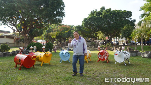 ▲員林公園裝置藝術人偶慘遭斷頭。（圖／記者唐詠絮翻攝）