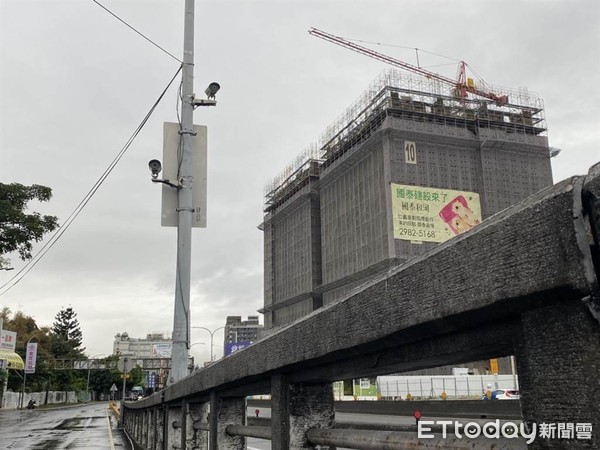 ▲▼女子不名原因車禍頭部重創，三重警竟掰「監視器沒裝電線」，家屬氣炸自行蒐證             。（圖／記者陳以昇翻攝）