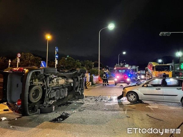 ▲▼轎車撞翻休旅車，詳細肇事原因與責任仍待調查。（圖／記者陳雕文翻攝）