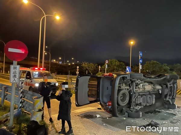  ▲▼轎車撞翻休旅車，詳細肇事原因與責任仍待調查。（圖／記者陳雕文翻攝）