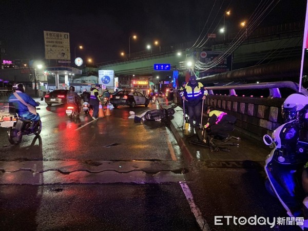 快訊 夫死妻傷 騎士南港橋 誤騎人行道 滑倒慘遭公車輾爆頭 Ettoday社會新聞 Ettoday新聞雲