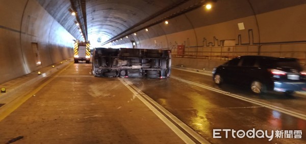 ▲▼台北市信義快速道路23日上午連續發生2起車禍意外，現場路面可見不少噴飛的車殼碎片。（圖／記者黃彥傑翻攝）