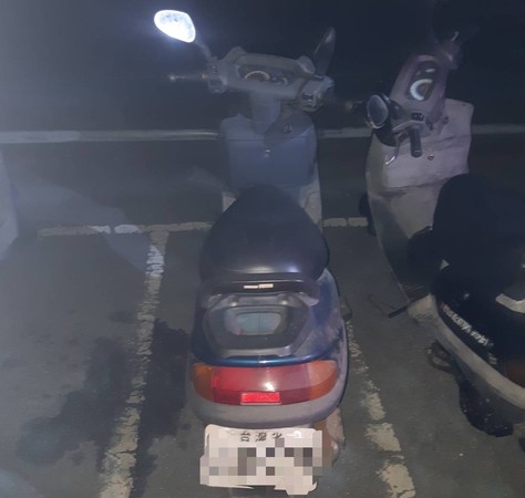 ▲大甲警方尋獲一輛失竊26年的機車。（圖／記者鄧木卿翻攝）