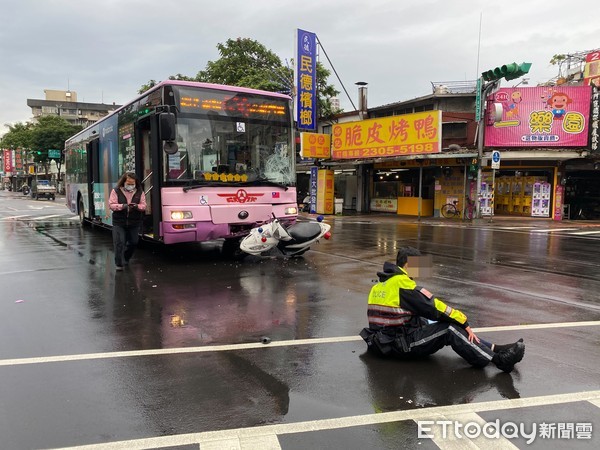 ▲▼台北市中正區汀州路與南海路口發生車禍！警員遭公車撞飛。（圖／記者黃彥傑攝）