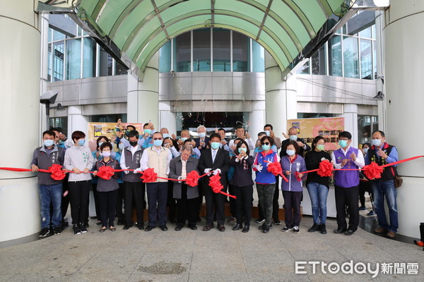 ▲台南市議會大廳舉辦「歷屆正副議長油畫展及合併升格10週年回顧展」，23日隆重登場。（圖／記者林悅翻攝，下同）