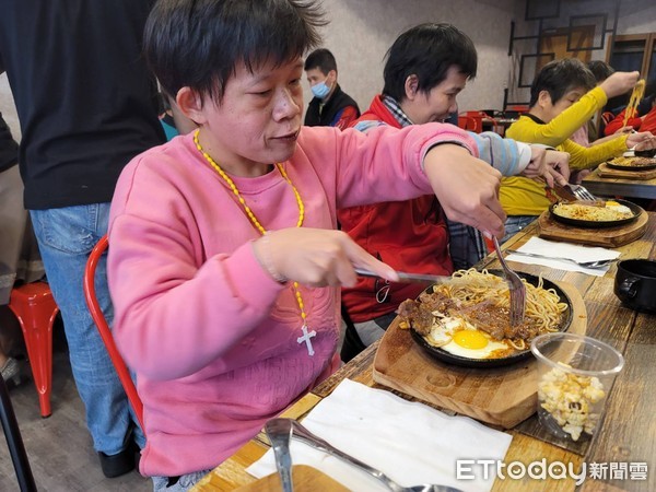 ▲華光故事成「心靈雞湯」　青創家感謝激勵：包場請吃牛排。（圖／記者陳凱力翻攝）