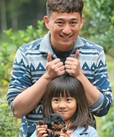 ▲《爸爸》黃磊小女兒7歲了！　多多「短髮、紅唇」驚豔網。（圖／翻攝自微博）