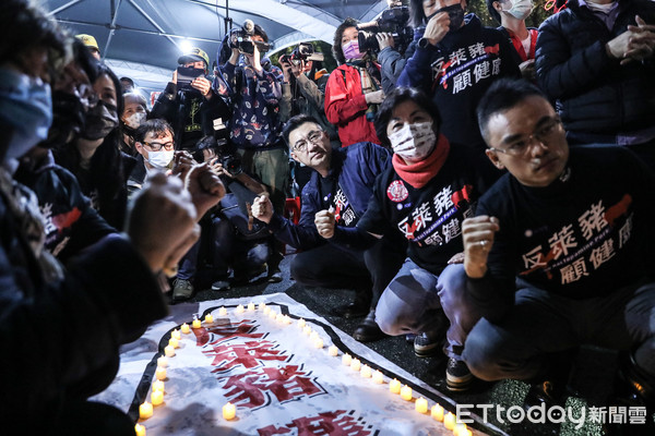 ▲國民黨舉辦「最後的晚餐」晚會，黨主席江啟臣帶領立委燭光祈福。（圖／記者林敬旻攝）