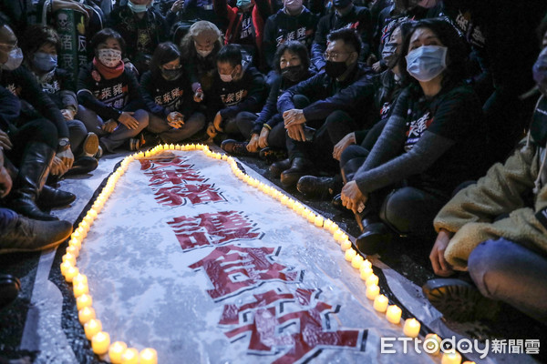 ▲國民黨舉辦「最後的晚餐」晚會，黨主席江啟臣與立委燭光祈福，唱美麗島。（圖／記者林敬旻攝）