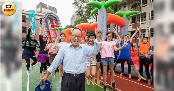 12月8日適逢高雄三民國小百年校慶，何爺爺的跳跳屋，如台版「霍爾的移動城堡」，帶給小朋友無限歡樂。（圖／宋岱融攝）