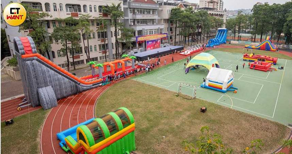 何爺爺跳跳屋佔據高雄三民國小整個操場，外型相當巨大、要價不菲，何爺爺為了採購這些跳跳屋可說是散盡家財。（圖／宋岱融攝）