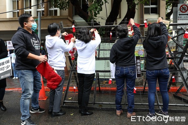 ▲▼台灣民眾黨立院黨團於立法院外拒馬前召開「七成民意進國會 我們不要萊豬聖誕禮」記者會,立委賴香伶、張其祿、高虹安、邱臣遠、蔡壁如等人出席。（圖／記者李毓康攝）