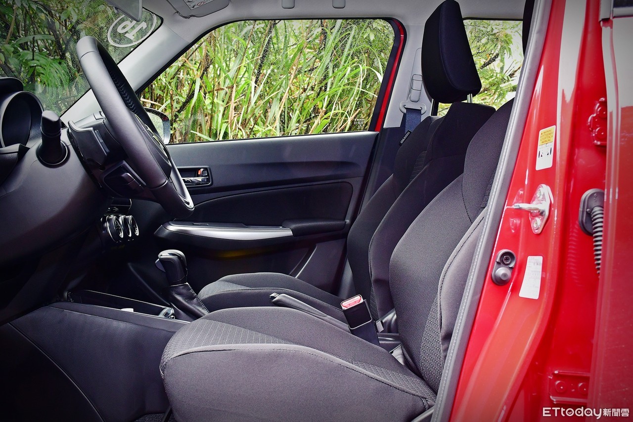 Suzuki Swift輕油電小改款試駕：渦輪不再，都會代步更稱職？（圖／記者游鎧丞攝）