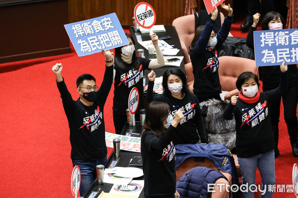 ▲▼立法院會審查萊豬行政命令,國民黨立委手舉「騙」字標語,江啟臣。（圖／記者李毓康攝）