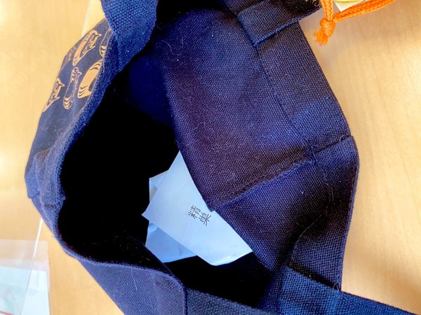 ▲網友ScratchLoveCat發現包包裡有「精巢」的收據。（圖／翻攝自推特／獅水ちあ